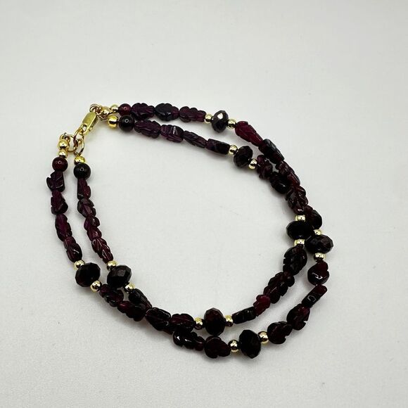 ~8" carved and faceted garnet bracelet with gold tone accent beads, 925 clasp! - Picture 10 of 11